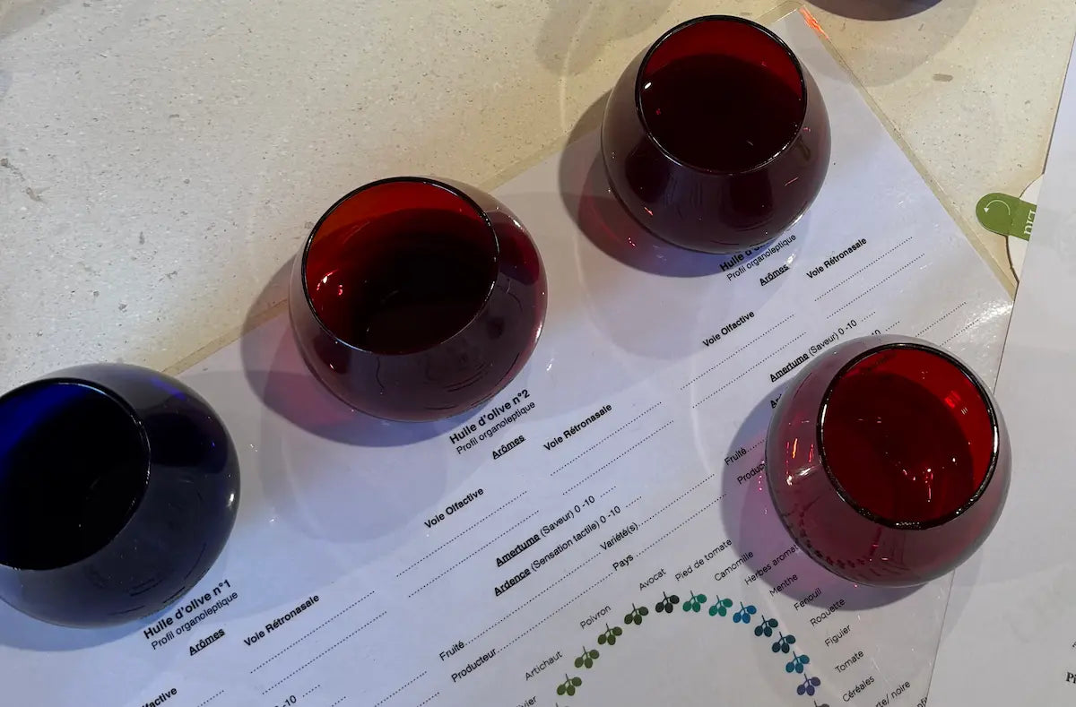 Pourquoi les verres de dégustation sont-ils bleus (ou rouges) ?
